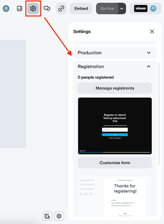 O ícone de engrenagem na barra de navegação superior foi selecionado para mostrar o menu de configurações. O menu “Configurações” inclui seções de “Produção” e “Inscrição”. Em “Inscrição”, é mostrado “0 pessoas inscritas” e um botão “Gerenciar inscritos”. Abaixo, há uma prévia de um formulário de inscrição e um botão “Customizar formulário”.