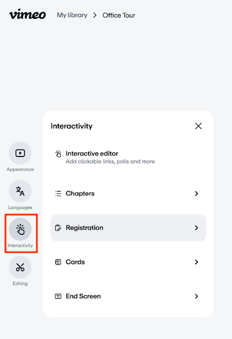 Opção "Interatividade" selecionada na barra de ferramentas do lado esquerdo. Inclui um ícone de cursor de mão. à direita, um menu pop-up chamado “interatividade” está aberto, listando opções como “editor interativo”, “capítulos”, “inscrição”, “cartões” e “end screen”.