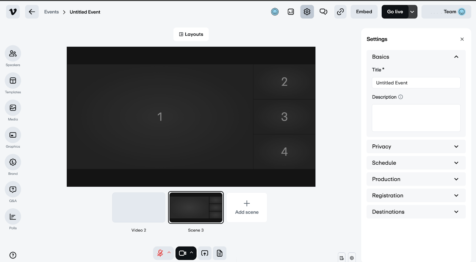 O estúdio de produção de streaming online. O layout mostra uma tela central para cenas de vídeo, um menu de ativos à esquerda para palestrantes e mídia e um painel “Configurações” aberto à direita para o evento.