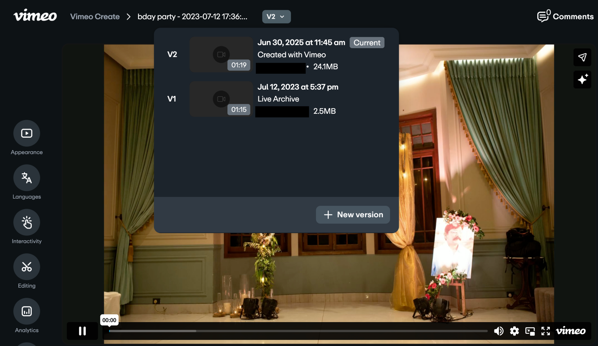 Un écran de player vidéo avec une fenêtre pop-up de l'historique des versions montrant V2 (actuel) et V1 (Live Archive), ainsi qu'un bouton « Nouvelle version ».