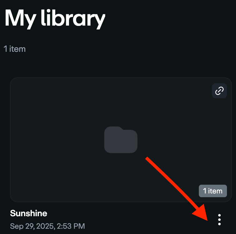Captura de pantalla de una videoteca en modo oscuro, con una flecha roja que apunta al menú de opciones de tres puntos en una carpeta llamada "Sunshine".